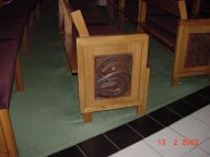 Baenke in der Katedrale mit Maori Holzschnitzereien