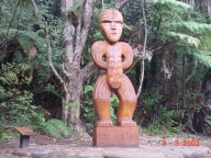 Waireke Ranges Maori Holzstatue