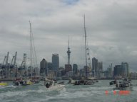 Alle begleiten Team NZ in dem Hafen 