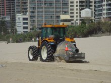 Machine om het strand te poetsen