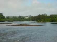Kind fischt im Fluss mt Netz
