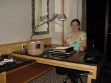 moderne schrijftafel en  traditionele theemand