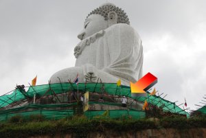 Beim Pfeil sieht man eine Person. Ganz schoen gross Big Buddha