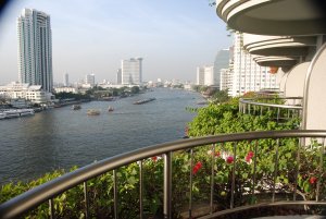 Uitzicht van onze kamer op de Chao Phraya Rivier.