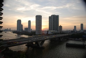 Uitzicht van onze kamer op de Chao Phraya Rivier.