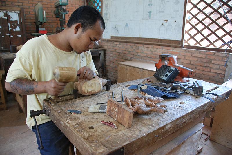 DSC_0273.JPG - Les Artisans de Angkor : woodcarving / Holz Schnitzereien / Houtsnijwerk / Tallaje de Madera
