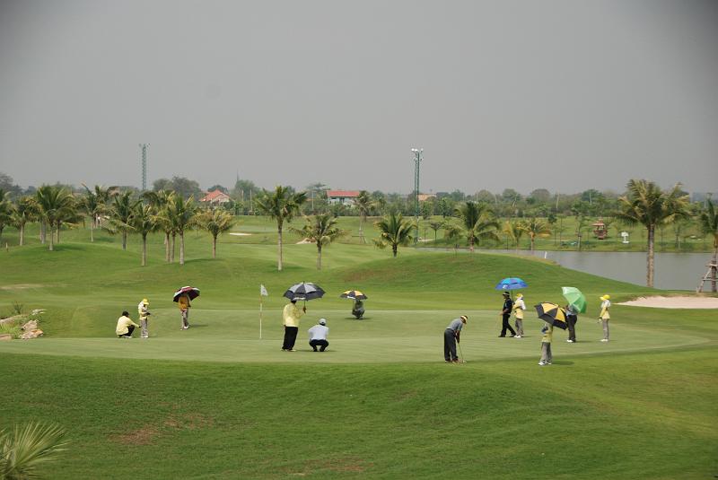 DSC_0517.JPG - Ayutthaya Golf Club. Flight of 6 + 6 caddies !
