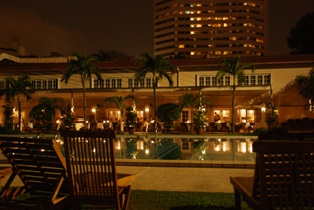 Goodwood Park Hotel abends beim Schwimmbad.