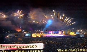 Tausende von Leute feiern in Bangkok.