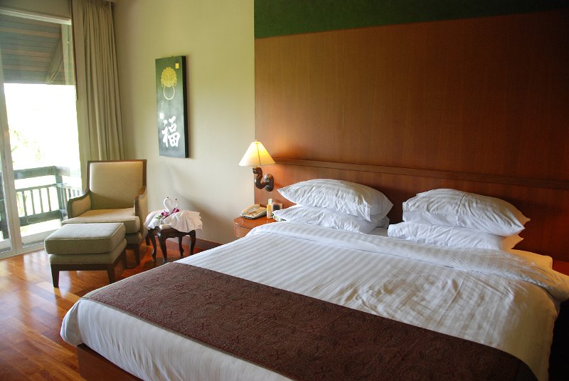 DSC_1759.JPG - Mission Hills Golf Resort Suite 218. Bedroom.