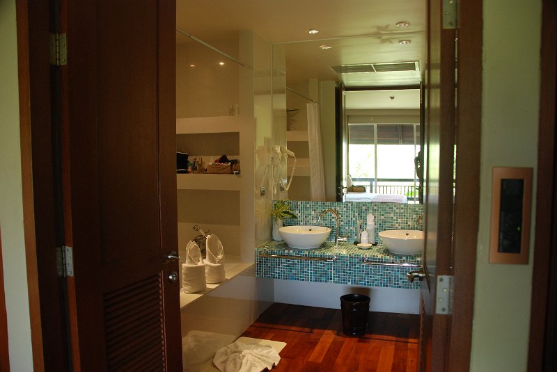 DSC_1761.JPG - Main bathroom.