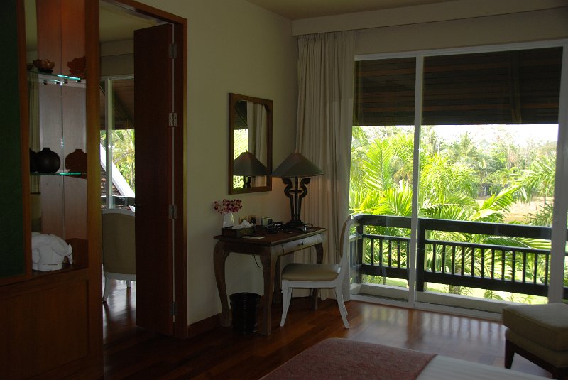 DSC_1783.JPG - Mission Hills Golf Resort Suite 218. Bedroom.