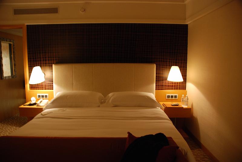 DSC_0024.JPG - Mandarin Oriental Hotel Singapore Suite 2201, bedroom.