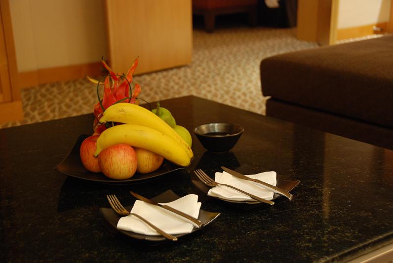 DSC_0034.JPG - Mandarin Oriental Hotel Singapore Suite 2201. Fruit on arrival.