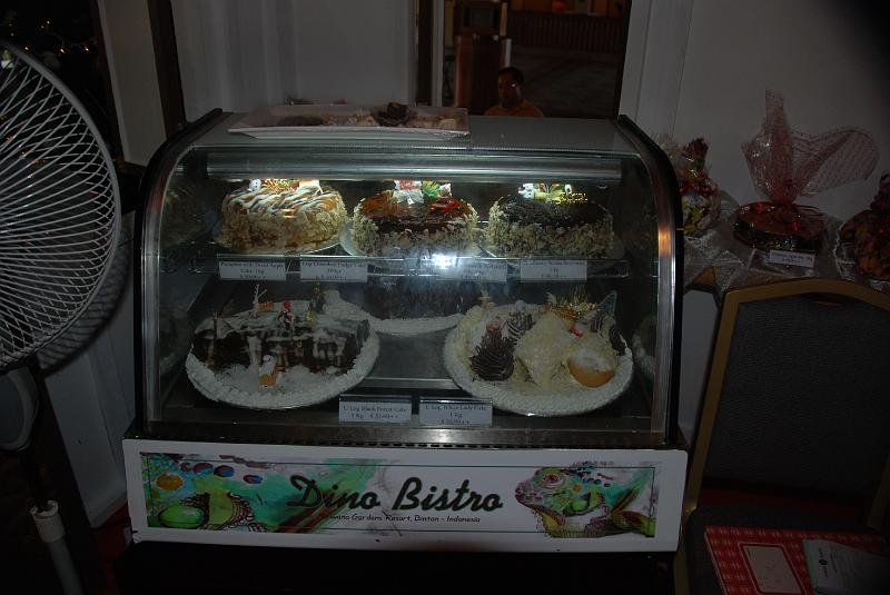 DSC_0063.JPG - Nirwana Gardens Hotel.Cakes and Dutch cookies ( Bintan is Indonesia).