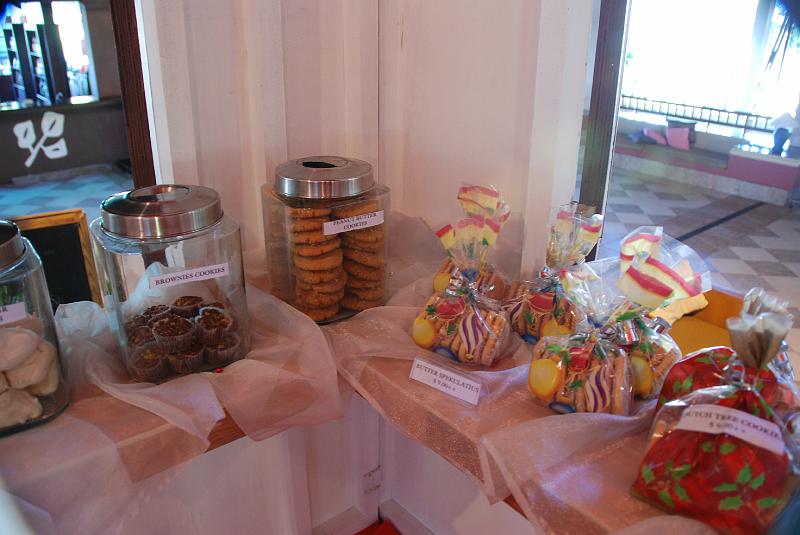 DSC_0066.JPG - Nirwana Gardens Hotel.Cakes and Dutch cookies ( Bintan is Indonesia)