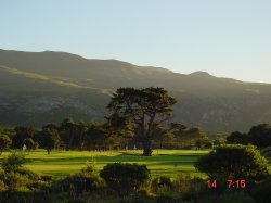 Der Golfplatz frueh morgens