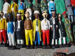 houten figuren op de week-end markt