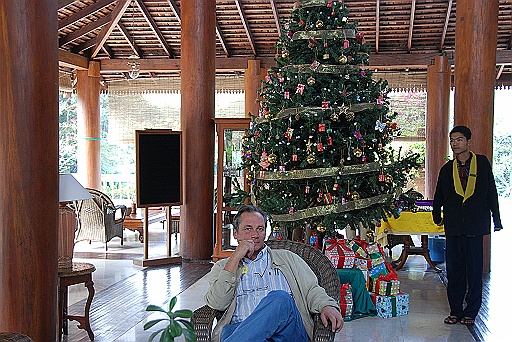 DSC_0100.JPG - The Tharabar Gate Hotel.Lobby with a Christmas tree.