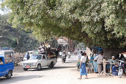 DSC_0103.JPG - Near the Tharabar Gate.