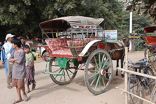 DSC_0104.JPG - Horse cart taxi.