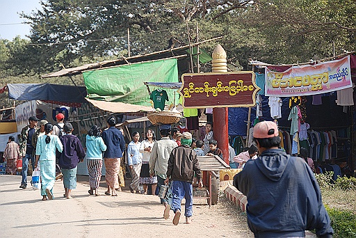 DSC_0111.JPG - Fair opposite the hotel.