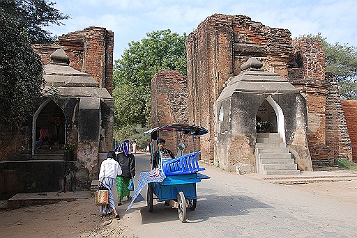 DSC_0112.JPG - Tharabar Gate.