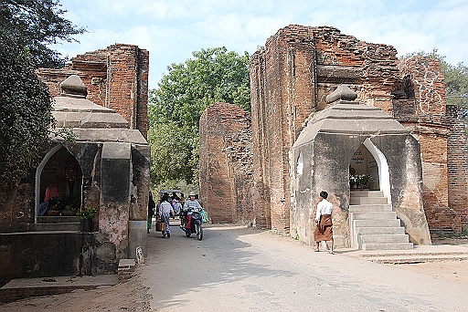DSC_0113.JPG - Tharabar Gate.