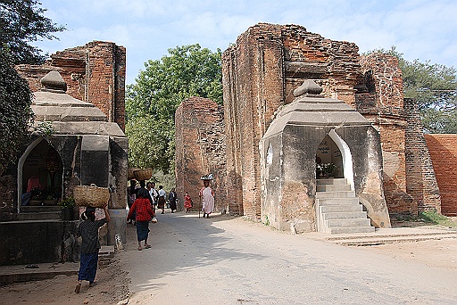 DSC_0114.JPG - Tharabar Gate.