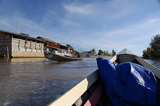 DSC_0557.JPG - Here come our first shower....