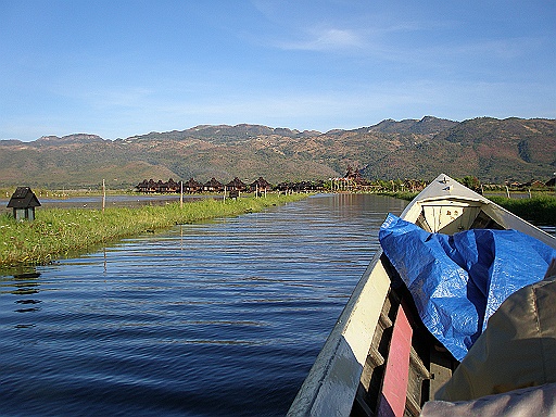 P1130097.JPG - Arriving at the Inle Resort.