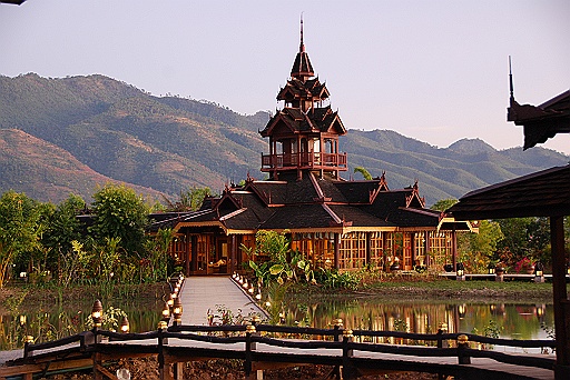 DSC_0011.JPG - Inle Resort. It looks very nice but it is freezing cold here as the windows have no glass.
