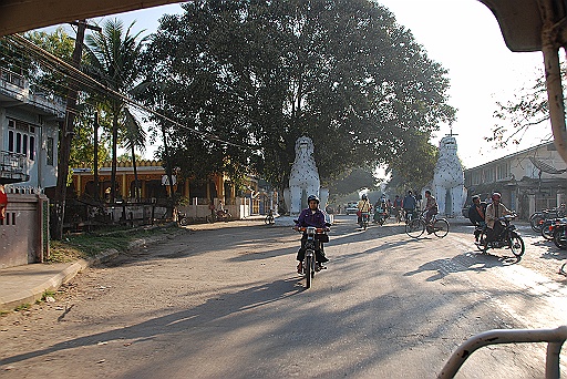DSC_0356.JPG - The traffic in Mandalay.