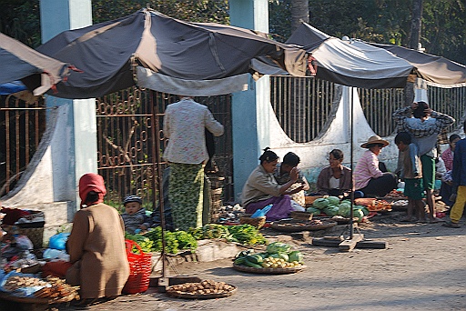 DSC_0363.JPG - Selling their products along the streets.