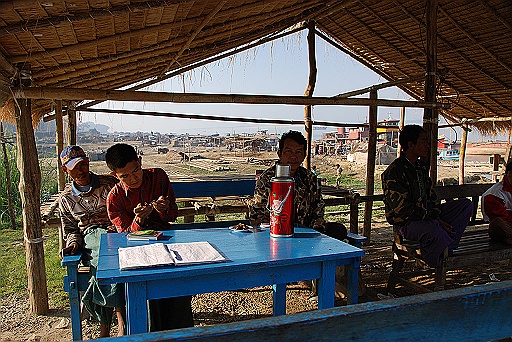 DSC_0369.JPG - Here we buy our tickets for the boat to Mingun. We also have to register ourselves.