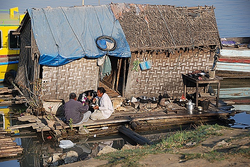 DSC_0371.JPG - A so called house on the river.