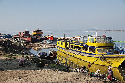 DSC_0373.JPG - Everybody is cleaning and bathing.