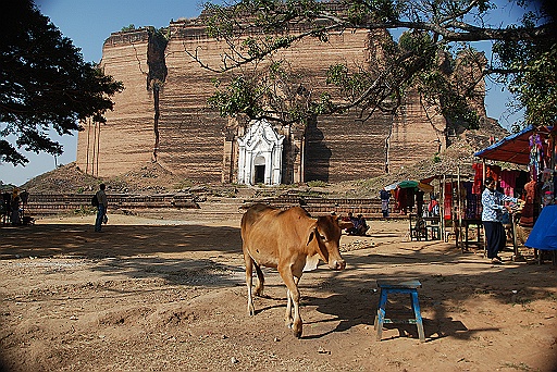 DSC_0388.JPG - Mingun Pahtodawgyi with the crack.It is the ruined Mingun Paya, a Buddhist temple with the remains of a massive stupa begun by King Bodawpaya in 1790. If the constrution had been completed, it would have been the largest in the world at 150 meters. It was again damaged by 1838 earthquake.