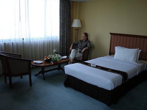 P1090159.JPG - The Mandalay Hill Resort. Our room. Richard gave us an upgrade.