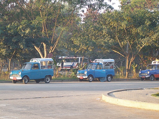 P1120035.JPG - The tuc tucs as always waiting for clients.
