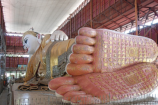 DSC_0017.JPG - Chaukhtatgyi Paya in Yangon City. This pagoda features a pavilion with a modern, 70-meter lying Buddha statue. 
