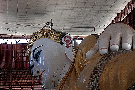 DSC_0018.JPG - The lying Buddha statue with a maintenance man on his head.