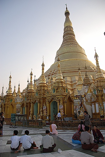 DSC_0074.JPG - Shwedagon Pagoda .