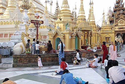 DSC_0076.JPG - Shwedagon Pagoda .