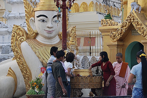 DSC_0077.JPG - Shwedagon Pagoda .