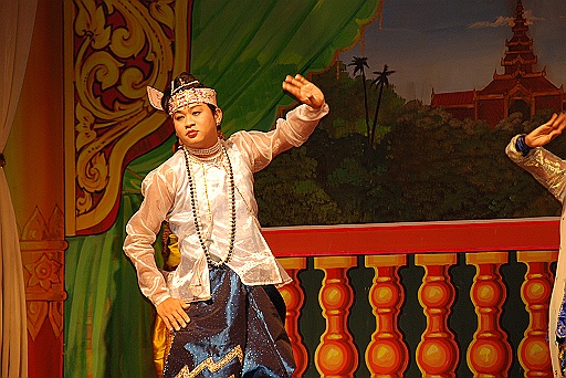 DSC_0085.JPG - Show in our hotel.